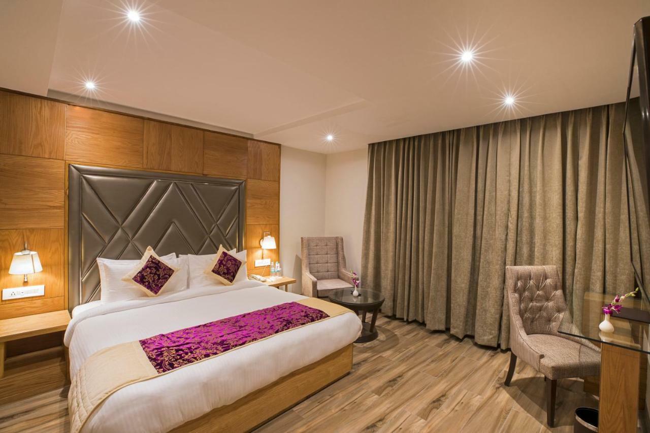 Regenta Central Cassia Zirakpur Chandigarh Exterior foto